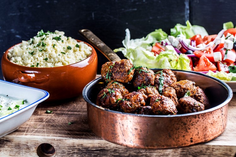 Lammeboller med gresk salat, bulgur og hvitløksdressing