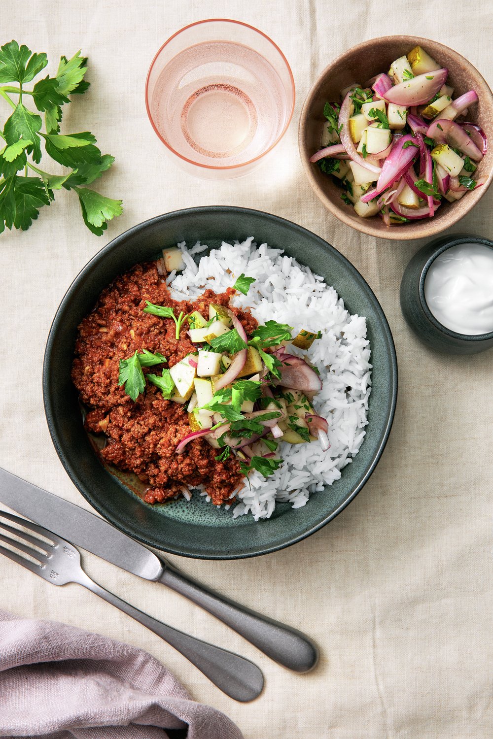 Chiligryta med syrad rödlök- och päronsallad