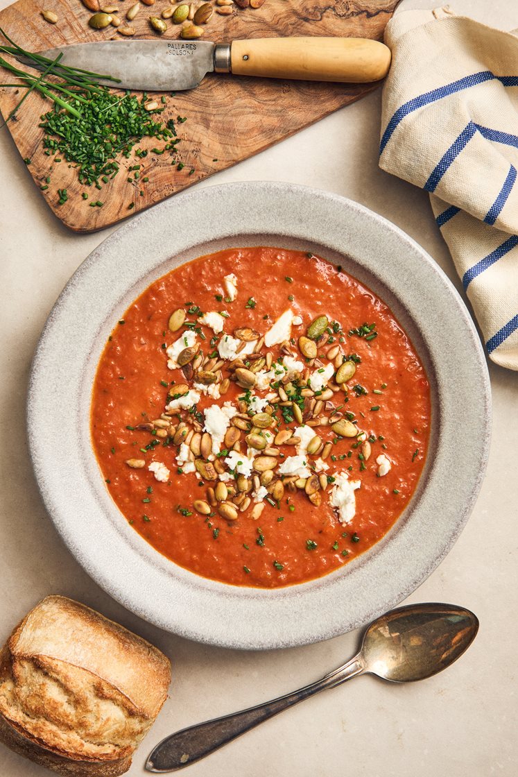 Gazpacho med rostad paprika, fetaost, gräslök och surdegsbröd