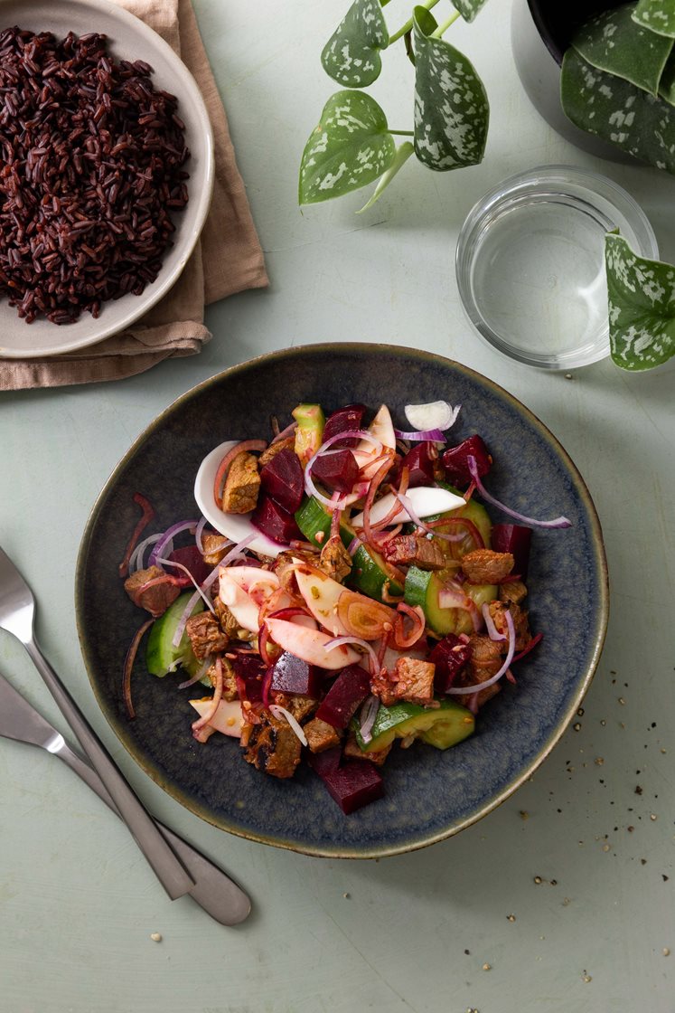 Beef salad med rødbede og kinaradise