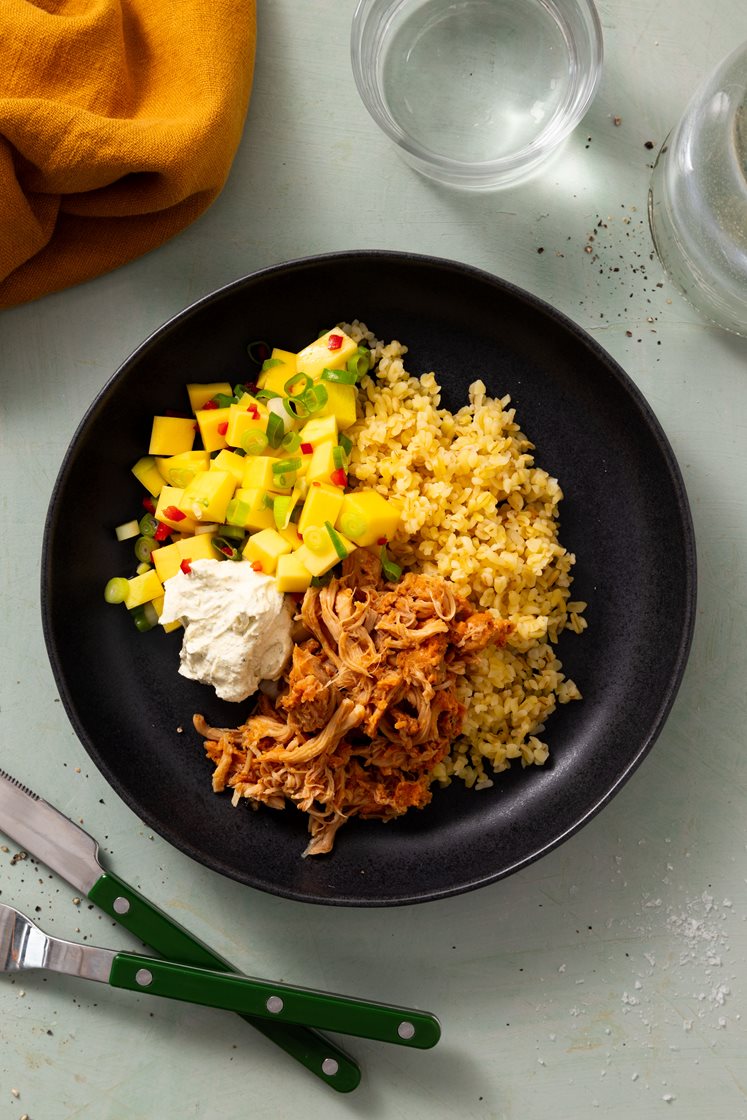 Pulled chicken med mangosalsa, bulgur og hvidløg/persille-dip