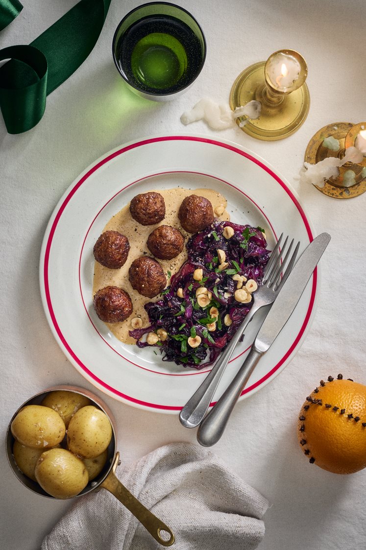 Köttbullar med karamelliserad rödkål, hasselnötter och ingefärsgräddsås