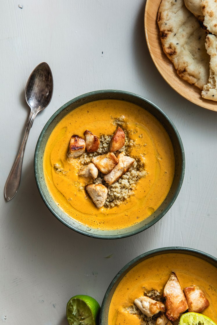 Tikka masala-suppe med gulrot servert med kylling, quinoasalat og nanbrød