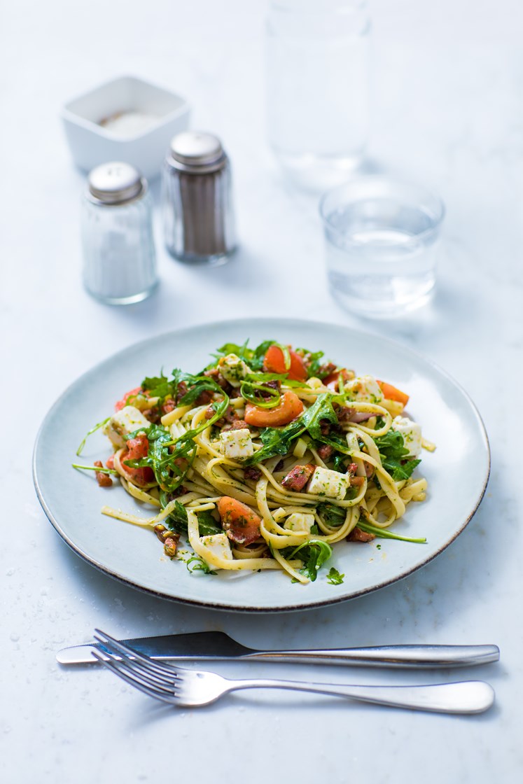 Pastasalat med hjemmelaget persillepesto, bacon og fetaost