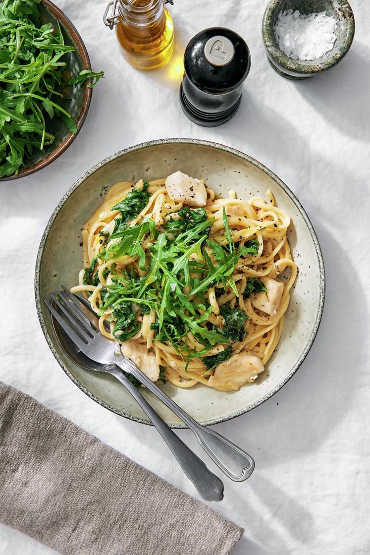 Krämig citronpasta med kyckling, salvia och grönkål