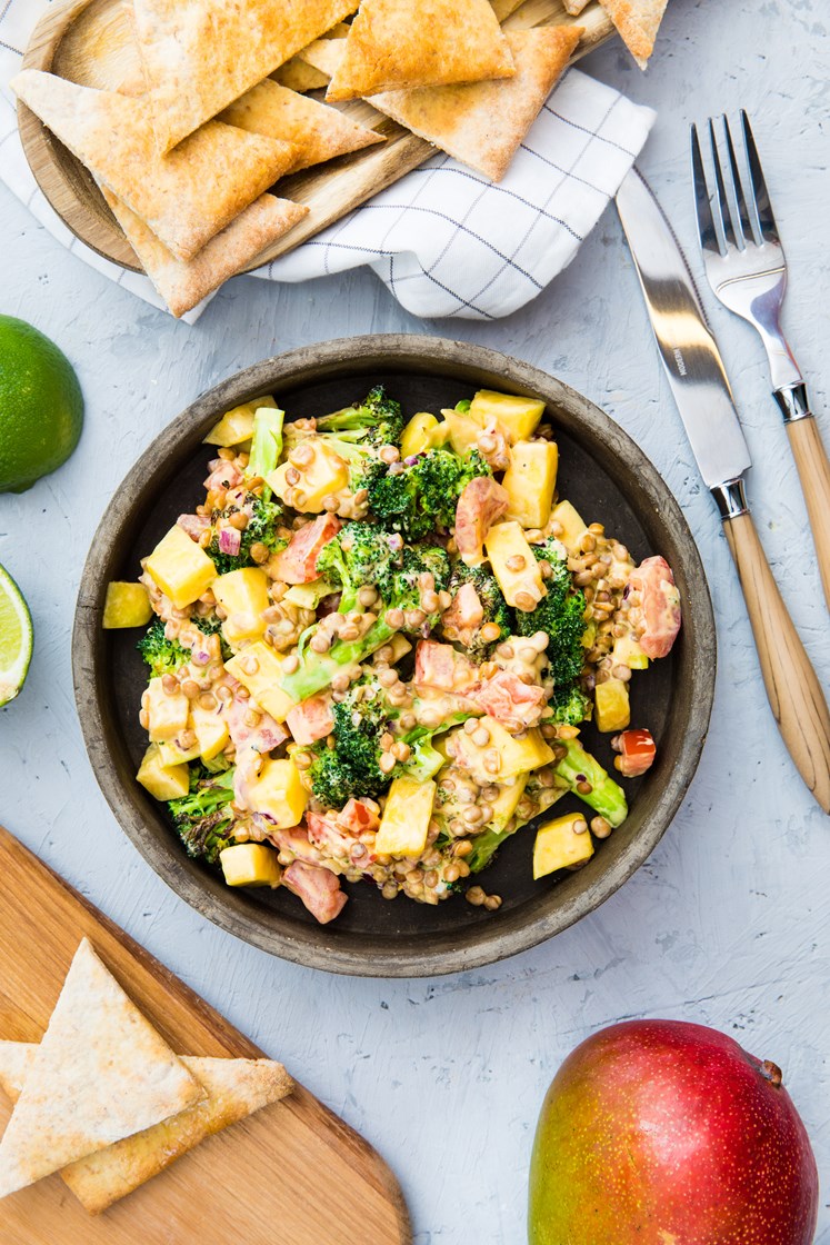 Kremet brokkolisalat med linser og mango servert med langbrød