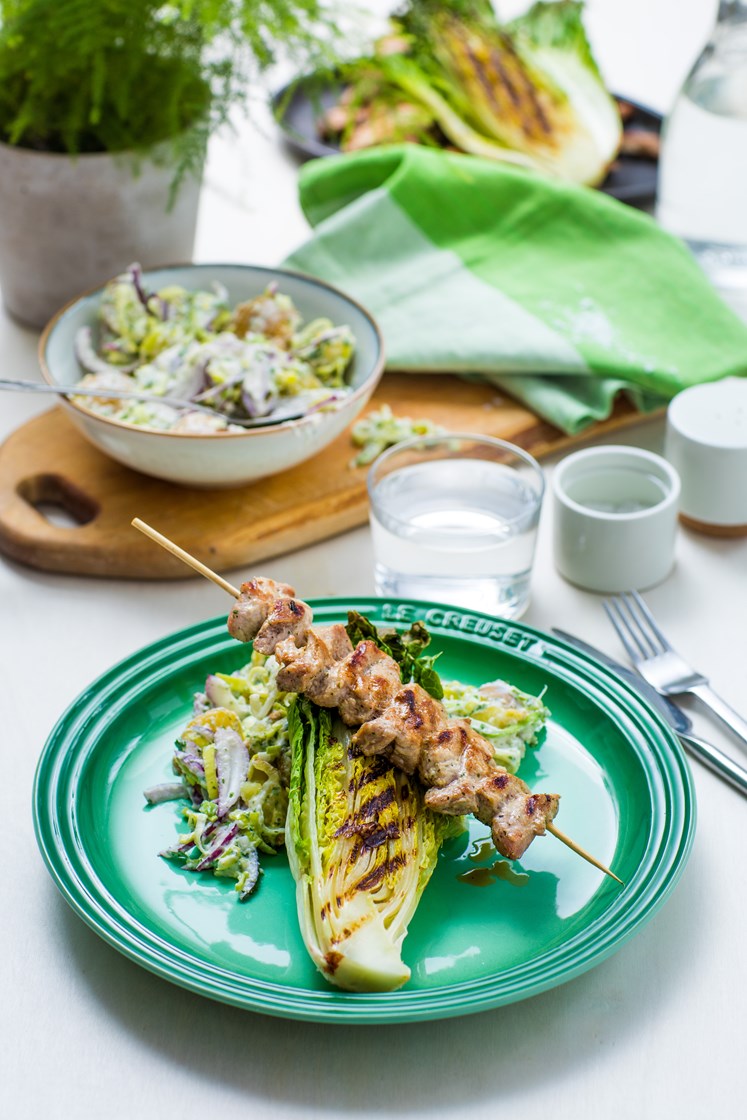 Grillspyd med urtemarinert svin, grillet hjertesalat og potetsalat med yoghurtdressing