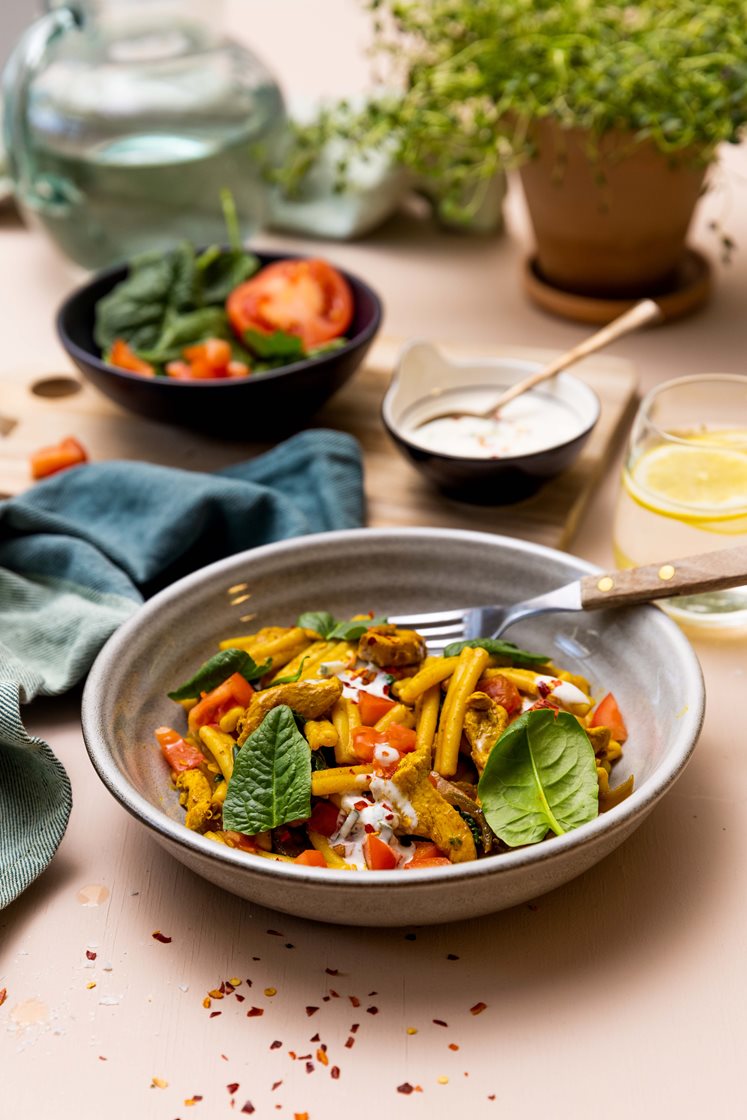 Fusion pasta casarecce med karrikylling, spinat og hvitløksdressing