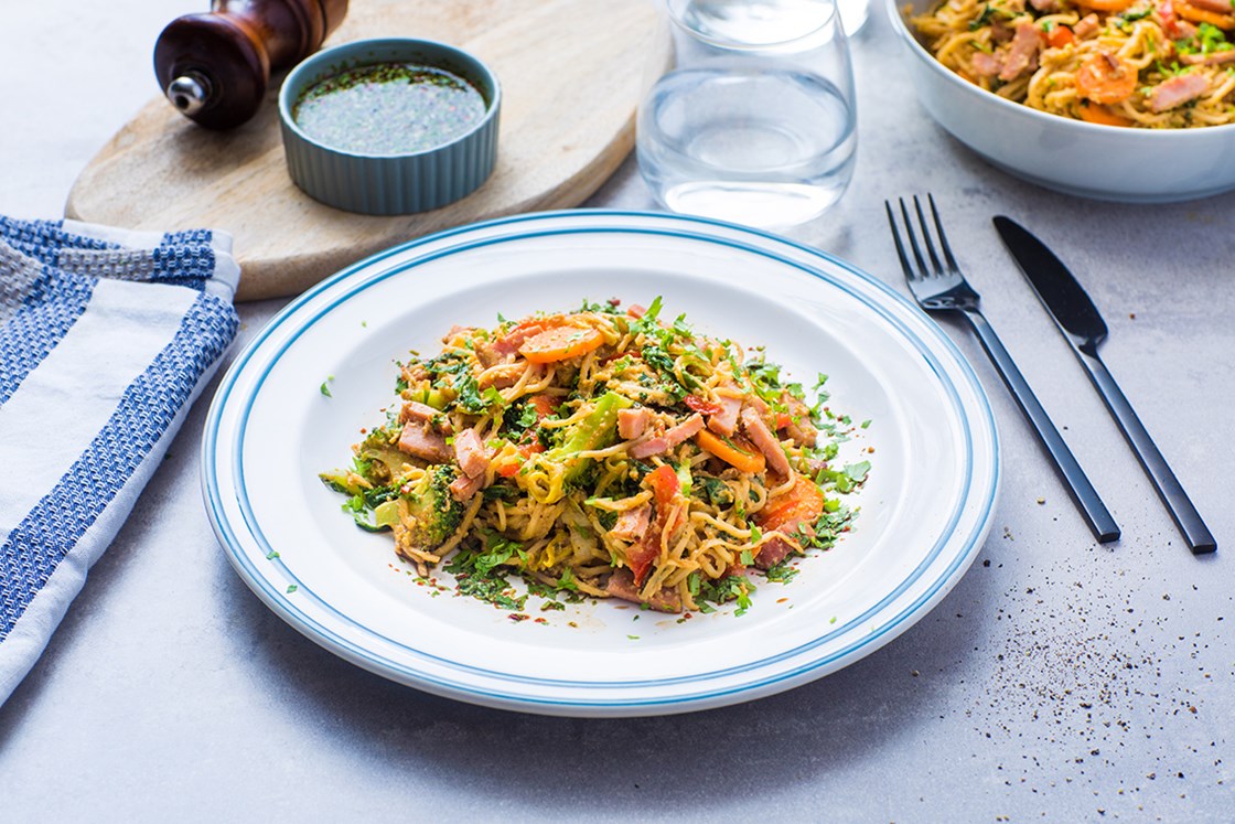 Stekte nudler med wokgrønnsaker og skinke