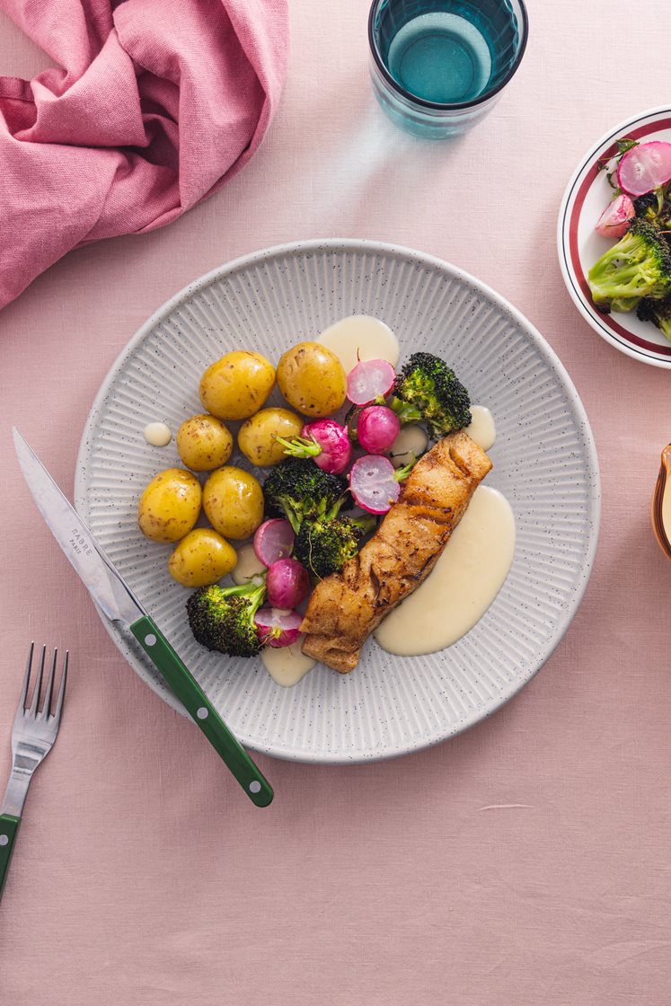 Stekt lyrfilet med hvitløksbakte grønnsaker, smørsaus og kokte poteter