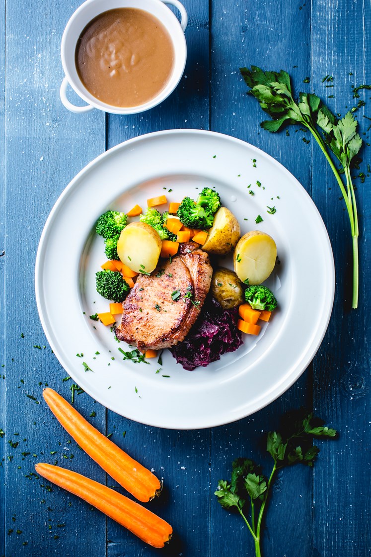 Svinekoteletter med kokt potet, brokkoli, gulrot og rødkål og brun saus