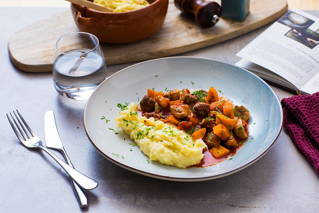 Gresk stifado med storfekjøtt og hjemmelaget potetmos