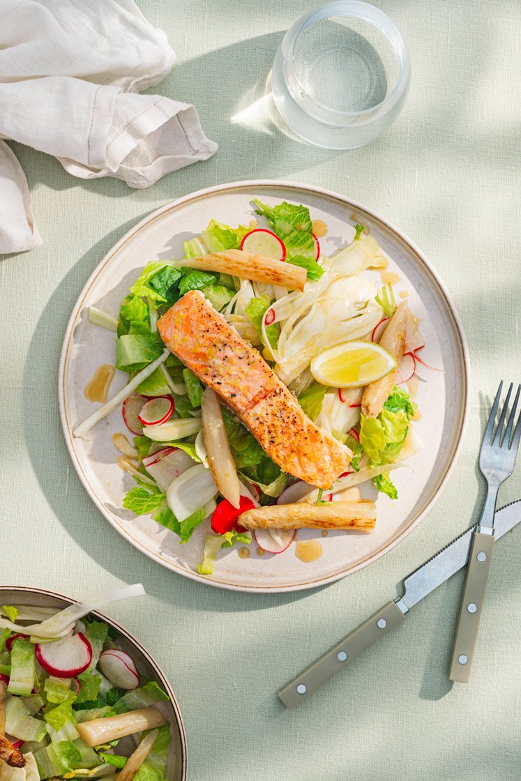 Citronbagt laks på salat med hvide asparges, fennikel og misodressing 