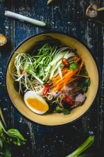 Japansk nudelsuppe med svinekjake, gulrot, aromasopp, pak choy, koriander og kokt egg