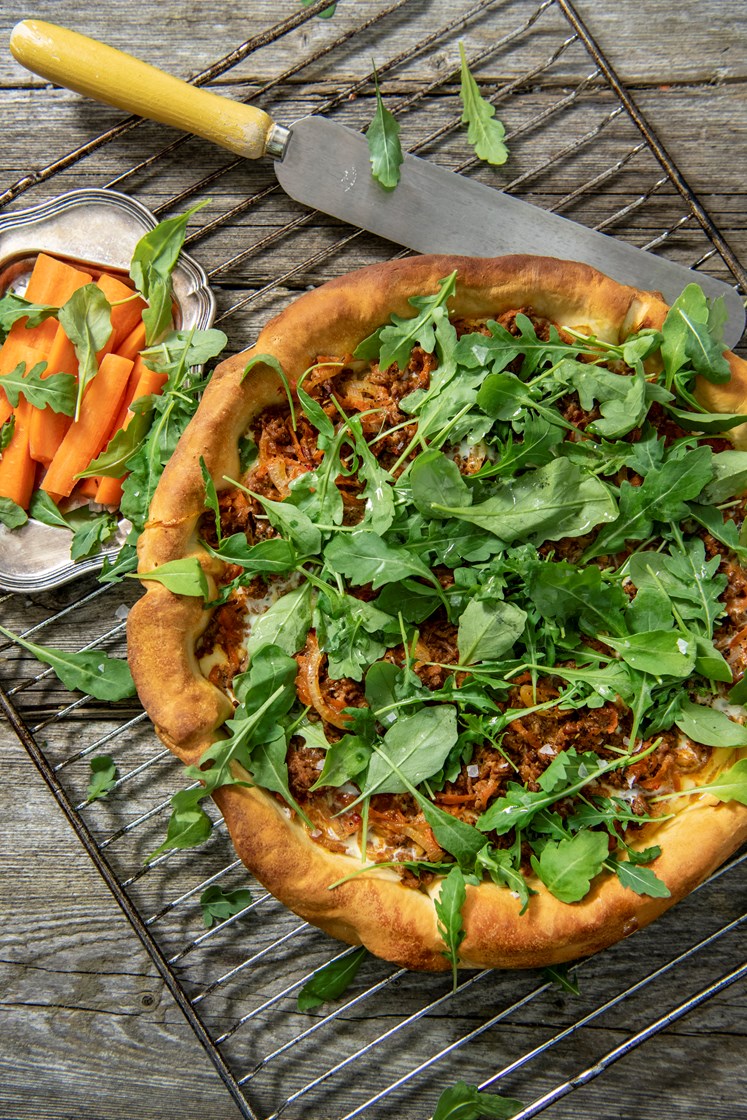 Köttfärspaj med morötter och ruccola 