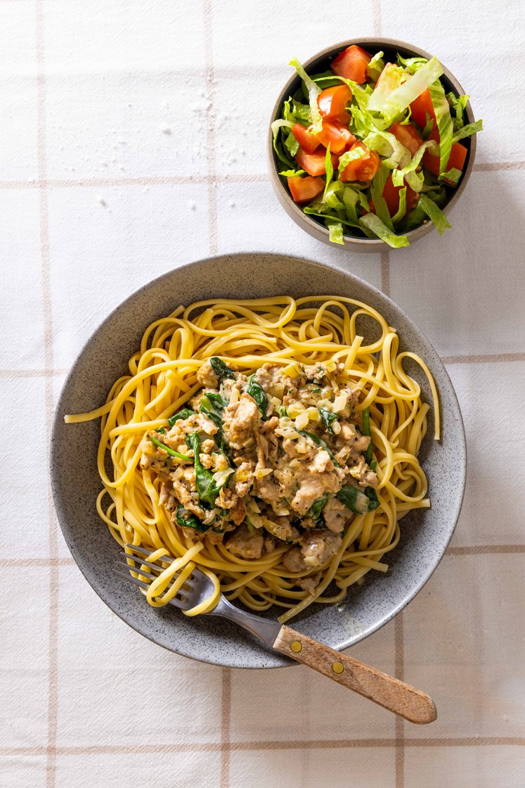 Pasta med kremet kyllingkjøttdeig og salat