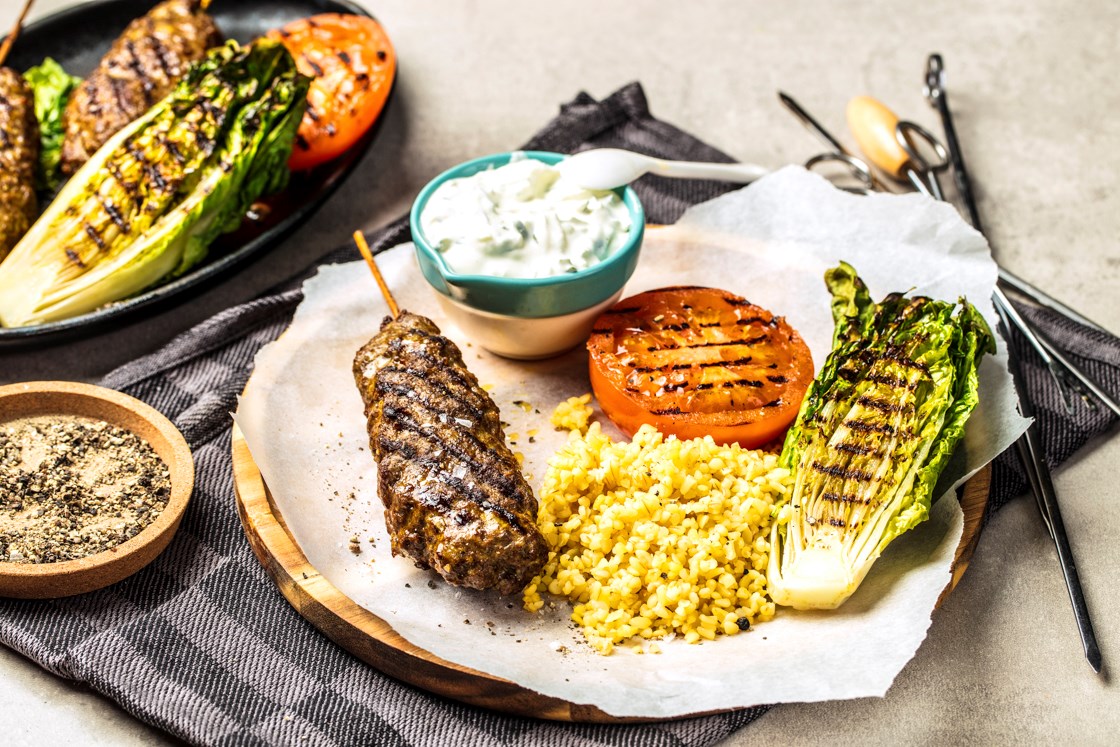 Tyrkisk grillspyd med hjertesalat og bulgur