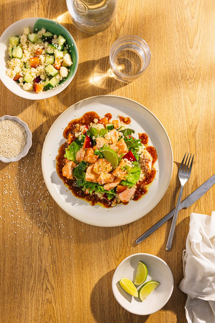 Soyabakt laksefilet med nektarin- og couscoussalat