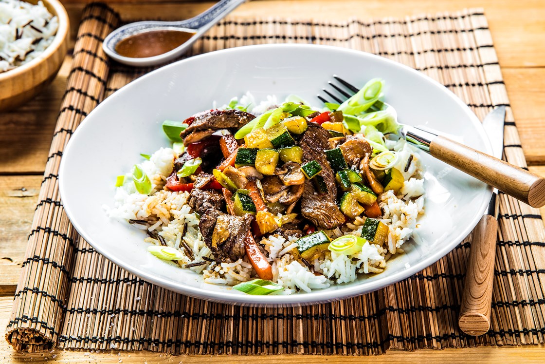 Wok med strimlet storfekjøtt, squash og koriander                                 