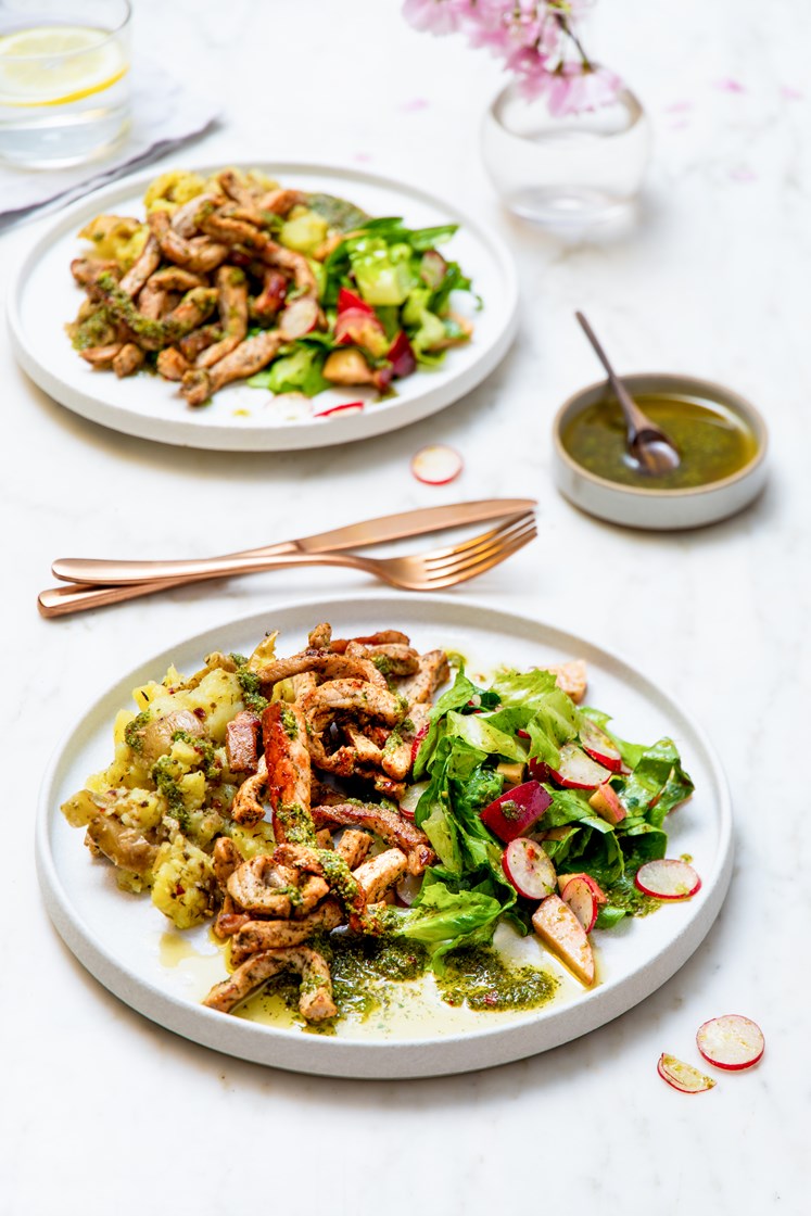 Urtemarinert svinekjøtt med frisk salat, knuste poteter og salsa verde