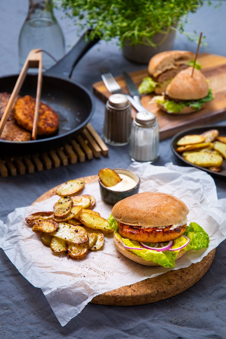 Lakseburger med urtedressing, hjertesalat og ovnsbakte potetskiver