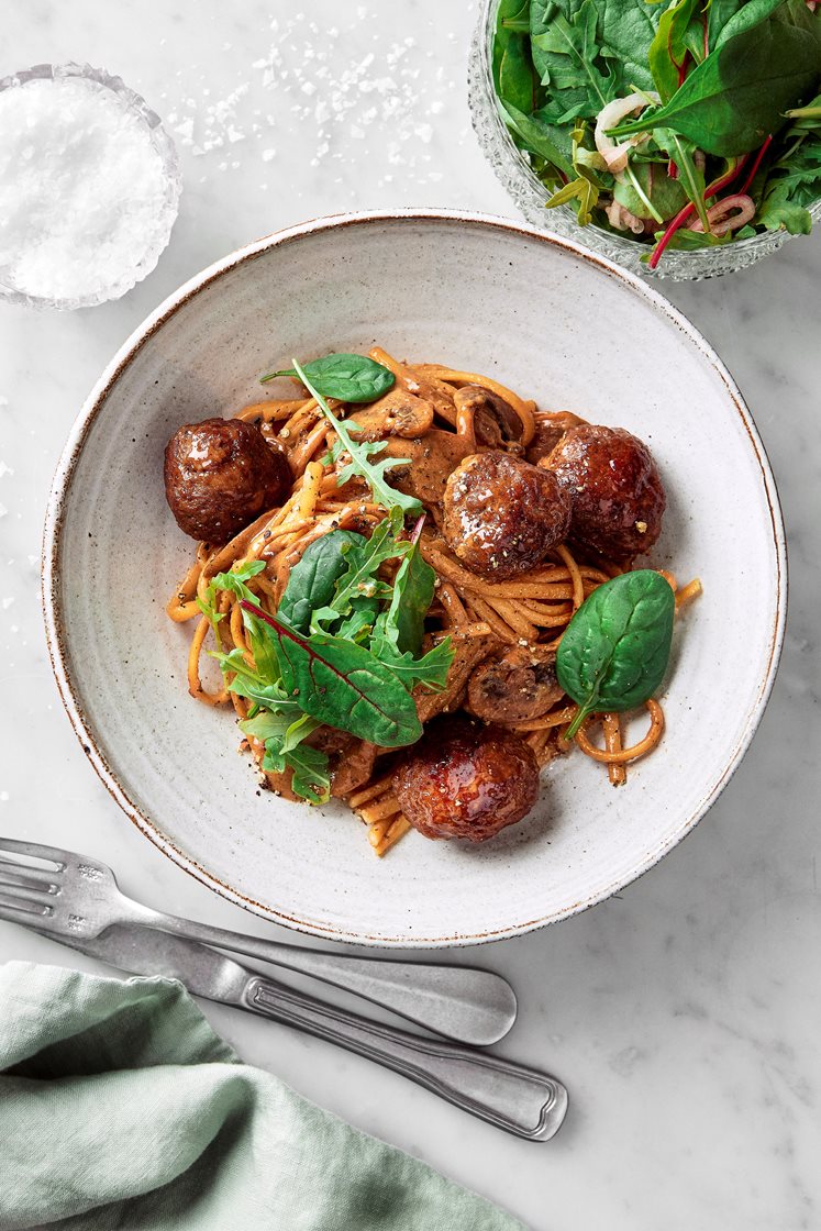 Gräddig pasta med köttbullar och champinjoner