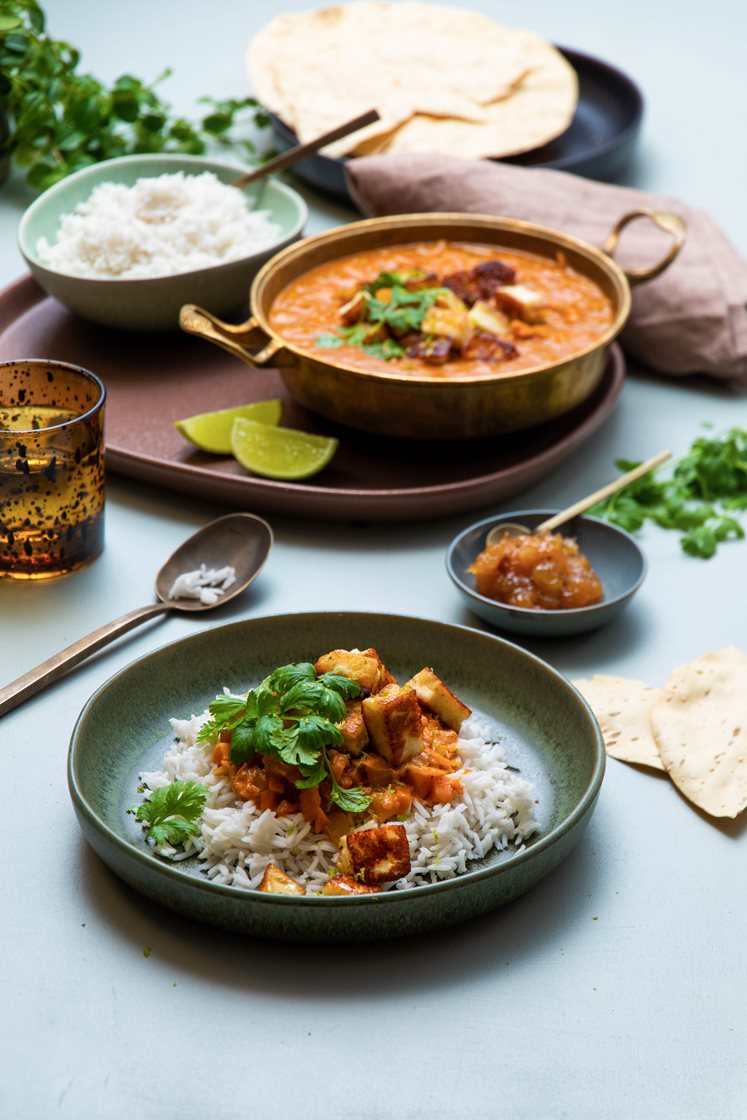 Tikka masala med halloumi, fersk koriander og mangochutney