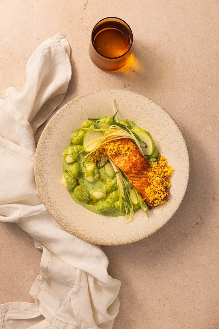 Stekt laks med gnocchi i kremet spinatsaus, frisk fennikelsalat med eple og sprø topping