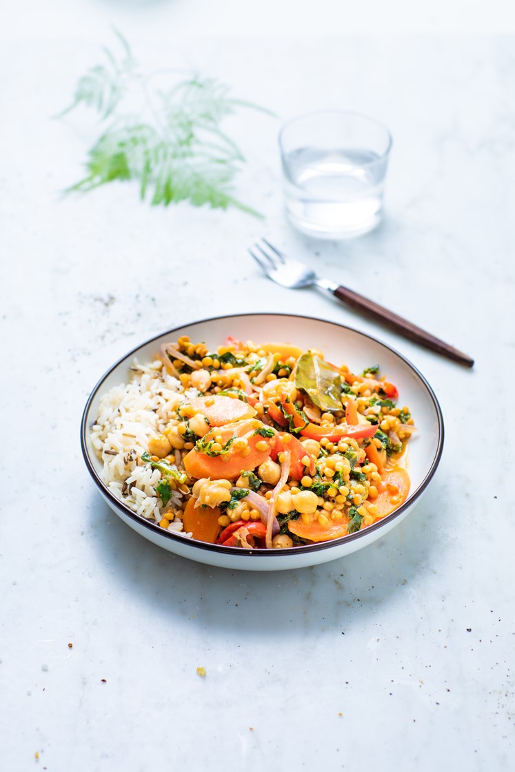 Rød curry med linser, grønnkål og kaffirlimeblader servert med villrisblanding