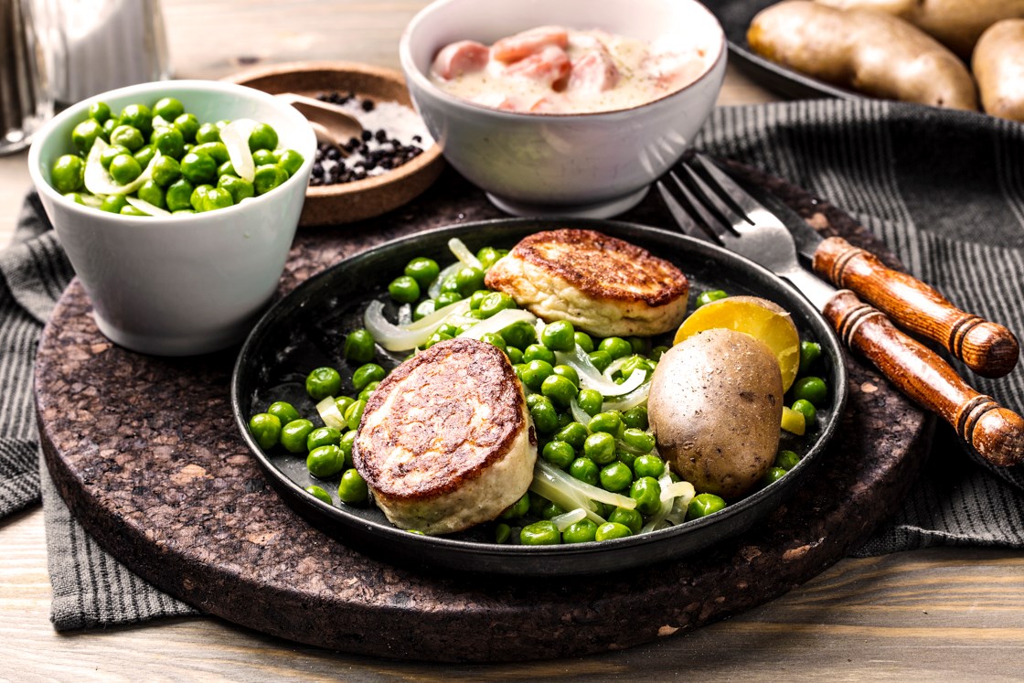 Fiskekaker med stuet gulrot og ertesmør 