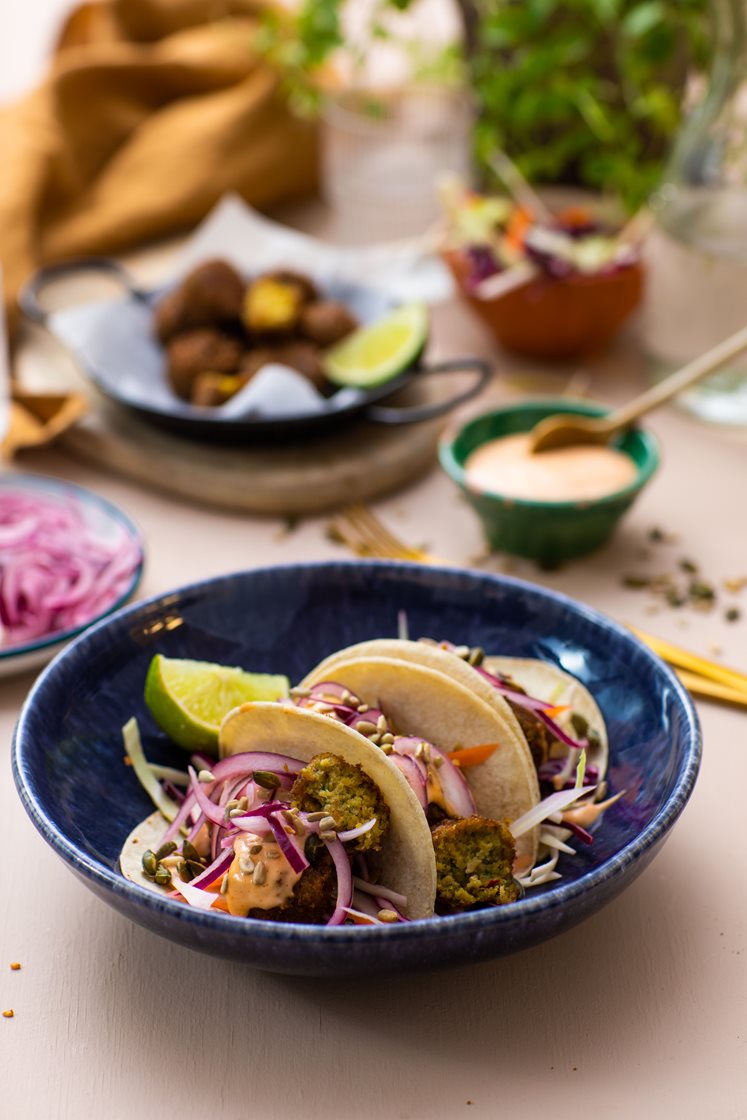Falafler i maistortillaer med sprø grønnsaker, krydrede kjerner og chilimajones
