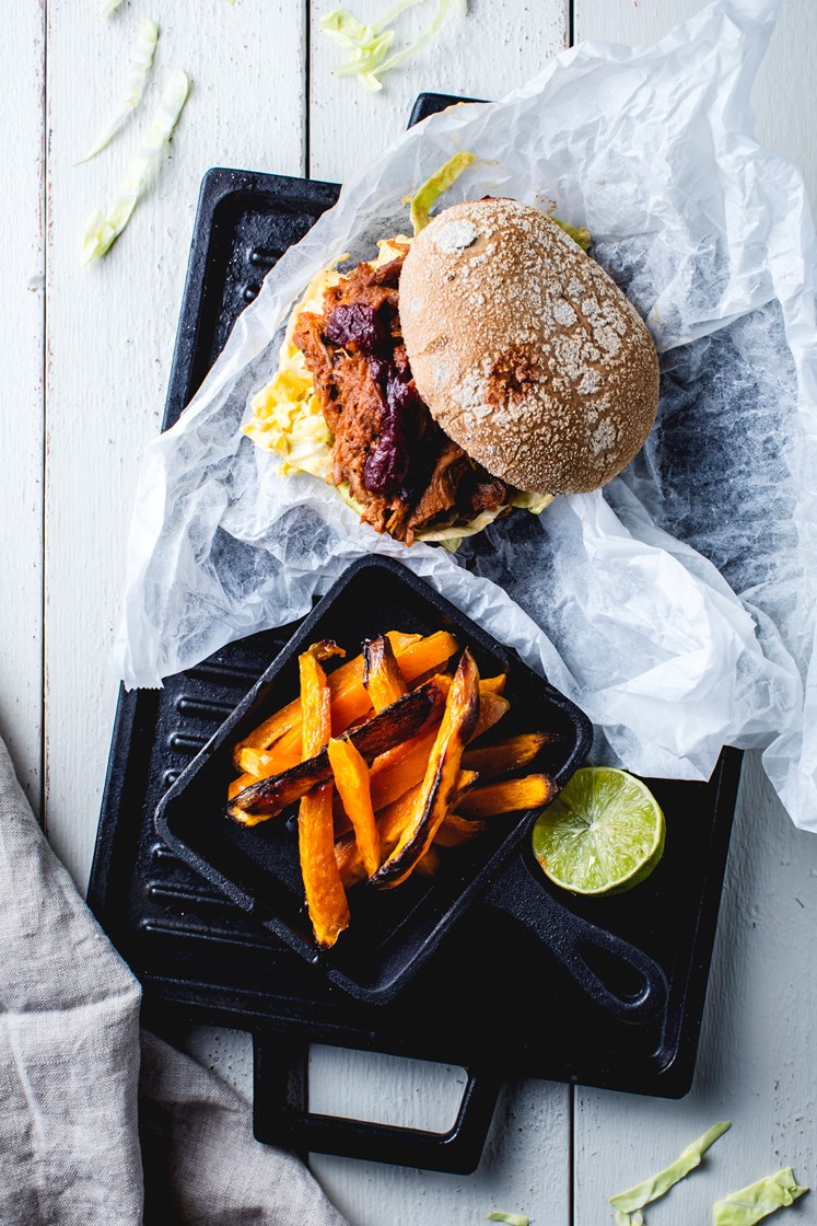Pulled pork av svinekjake med kremet kålsalat, ovnsbakte søtpotetstaver og lime