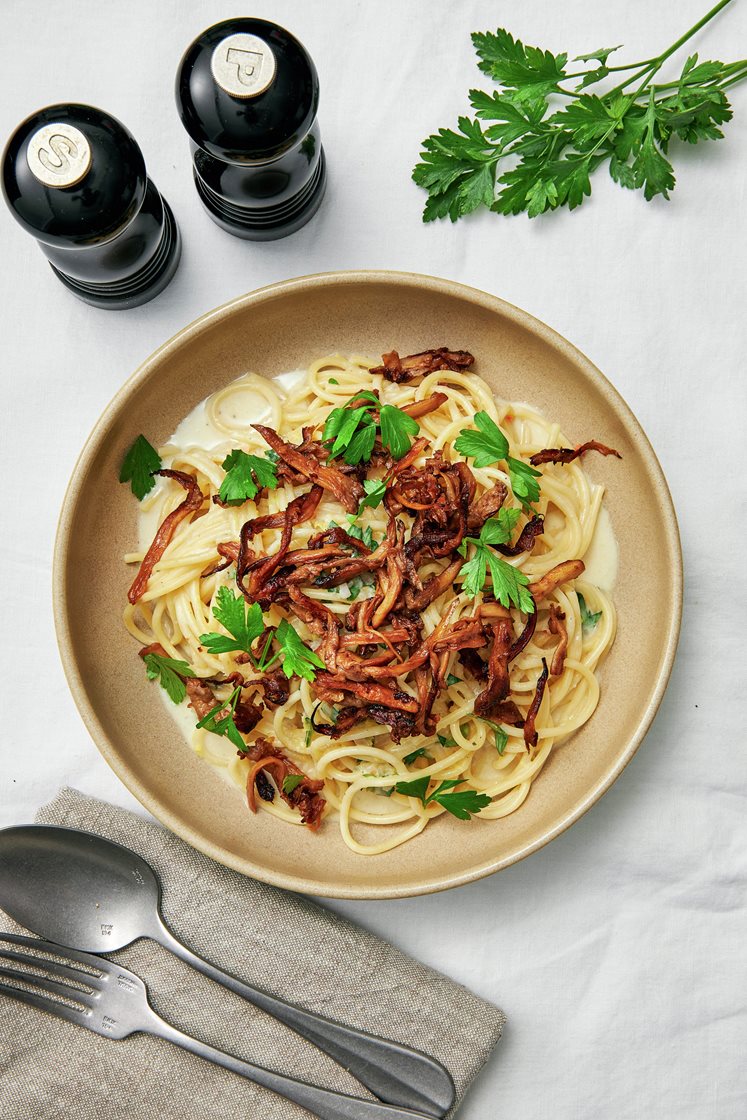 Vegocarbonara med marinerad ostronskivling och färsk persilja 