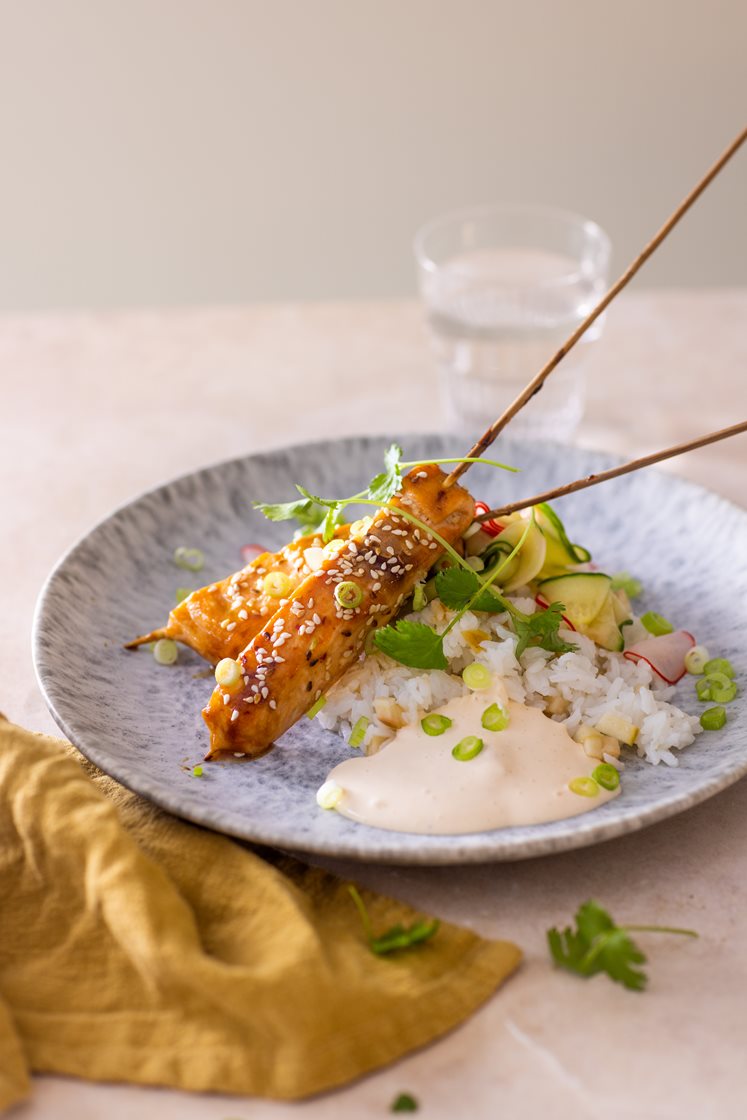 Lakse-yakitori med asiatisk agurksalat, epleris og chilimajones