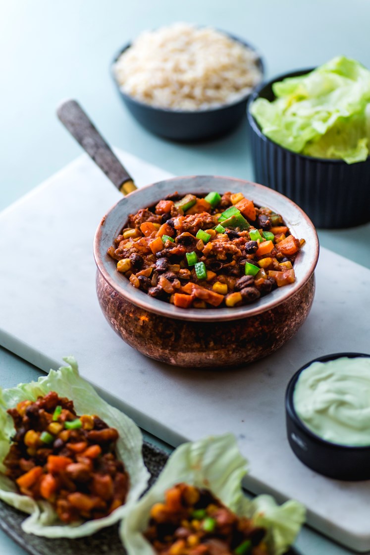 Chili sin carne med avokadodressing, salat og fullkornsris