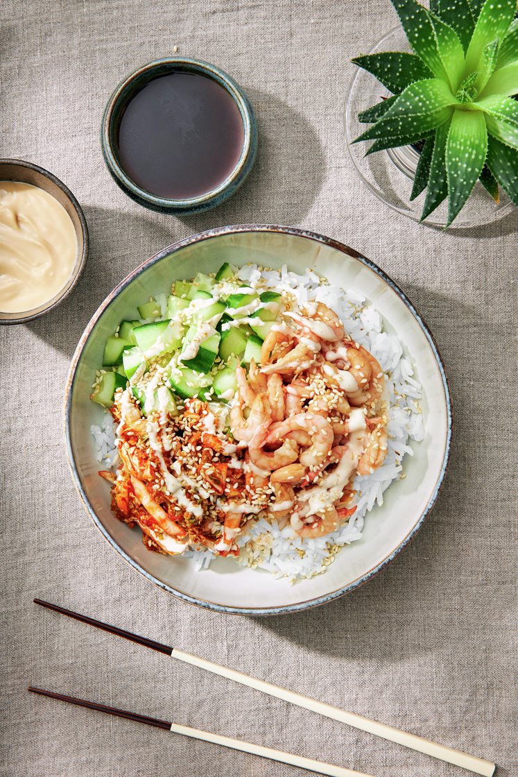 Kimchibowl med ponzumarinerade räkor, sojamajonnäs, sesamfrön och gurka