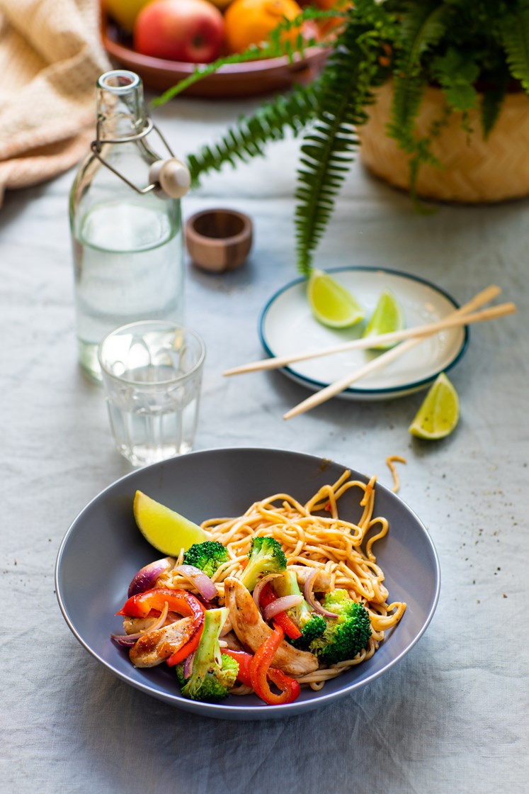 Wok med kylling, paprika og rødløk med eggenudler og hoisinsaus 