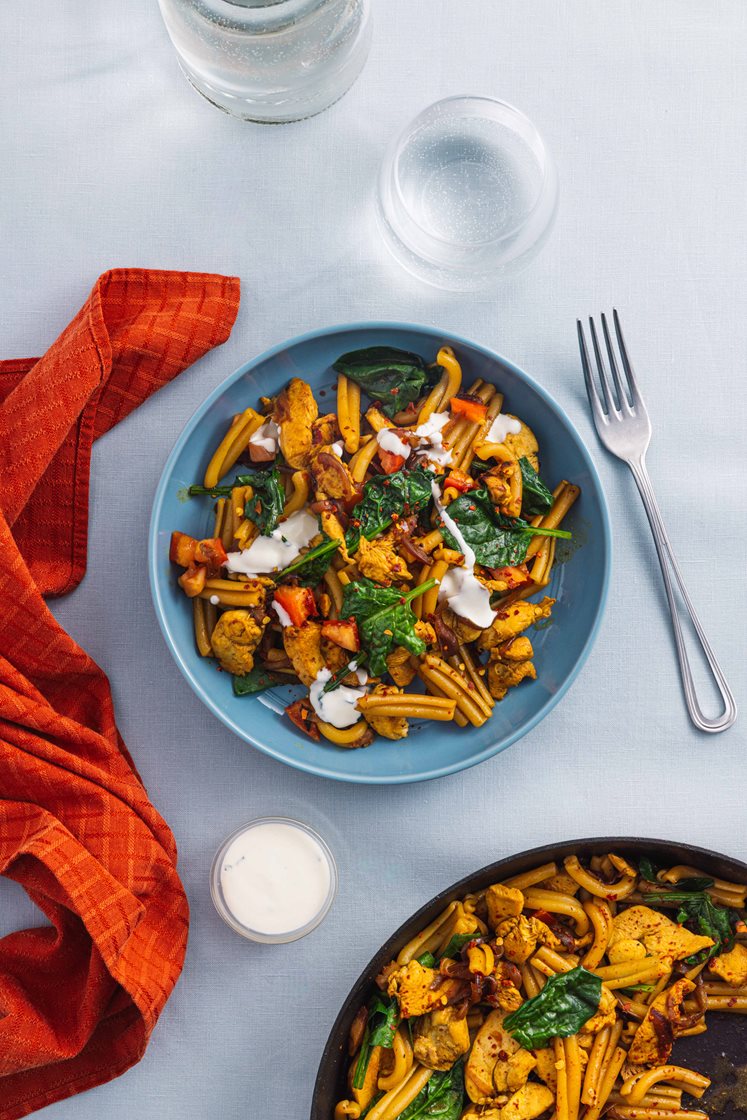 Fusion pasta med karrikylling, spinat og hvitløksdressing