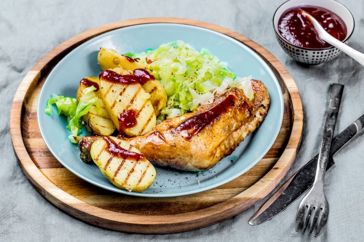 Langtidsstekte kyllinglår med dampet nykål og grillet nypotet	