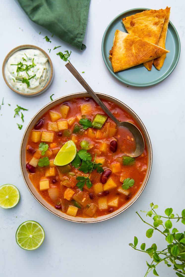 Chilensk bønnesuppe med koriandermayo og quesadillas