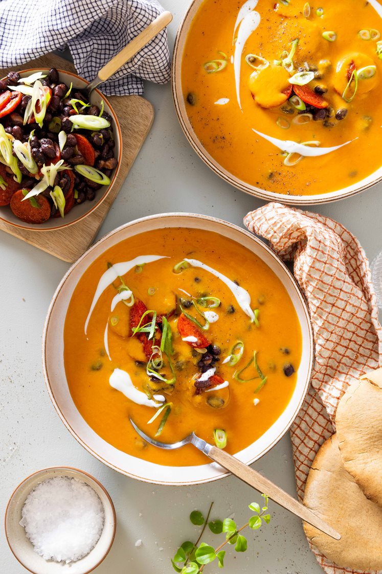 Spicy søtpotet- og gulrotsuppe med pepperonipølse og vårløk