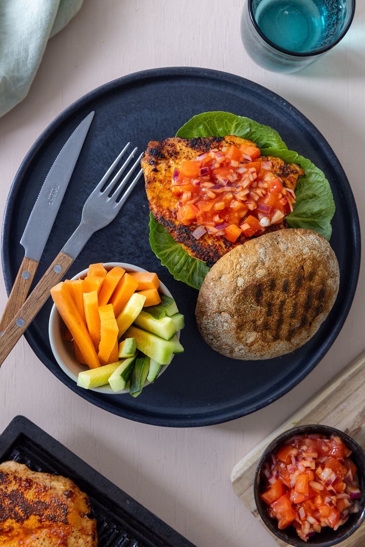 BBQ-kyllingeburger med tomatsalsa og gnavegrønt