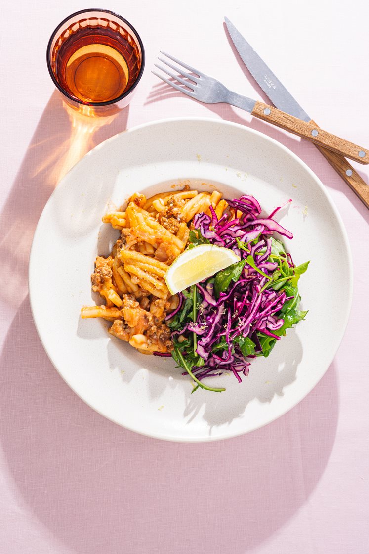 Pasta al forno med salsicciadeig og frisk salat