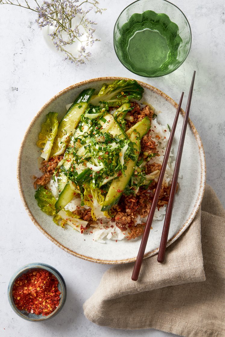 Sesam- och sojastekt fläskfärs med asiatisk pak choy- och gurksallad