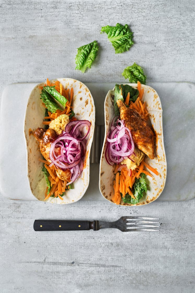 Kycklingwraps med hummus och snabbpicklad lök