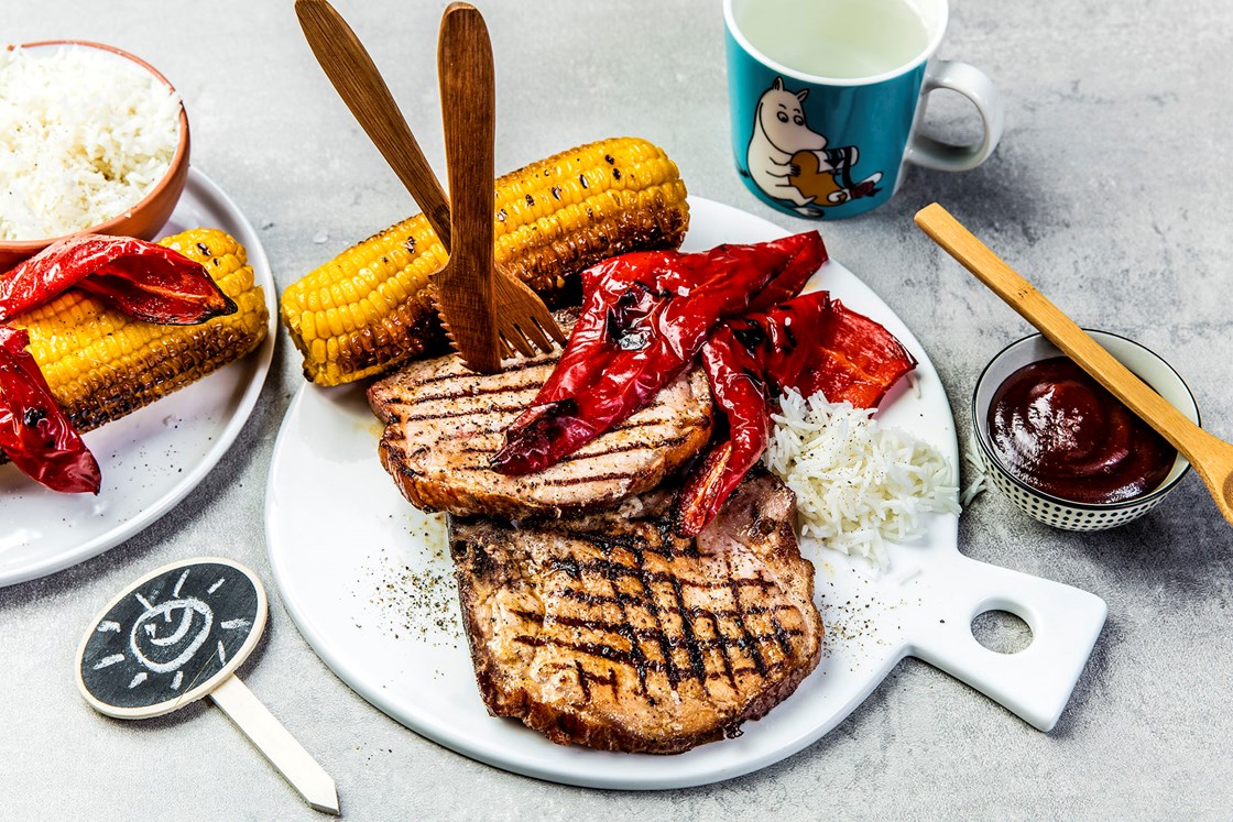 Sommerkoteletter med bbqsaus, grillet mais og paprika