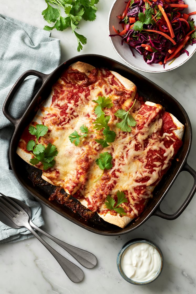 Enchiladas de frijoles med mexikansk coleslaw