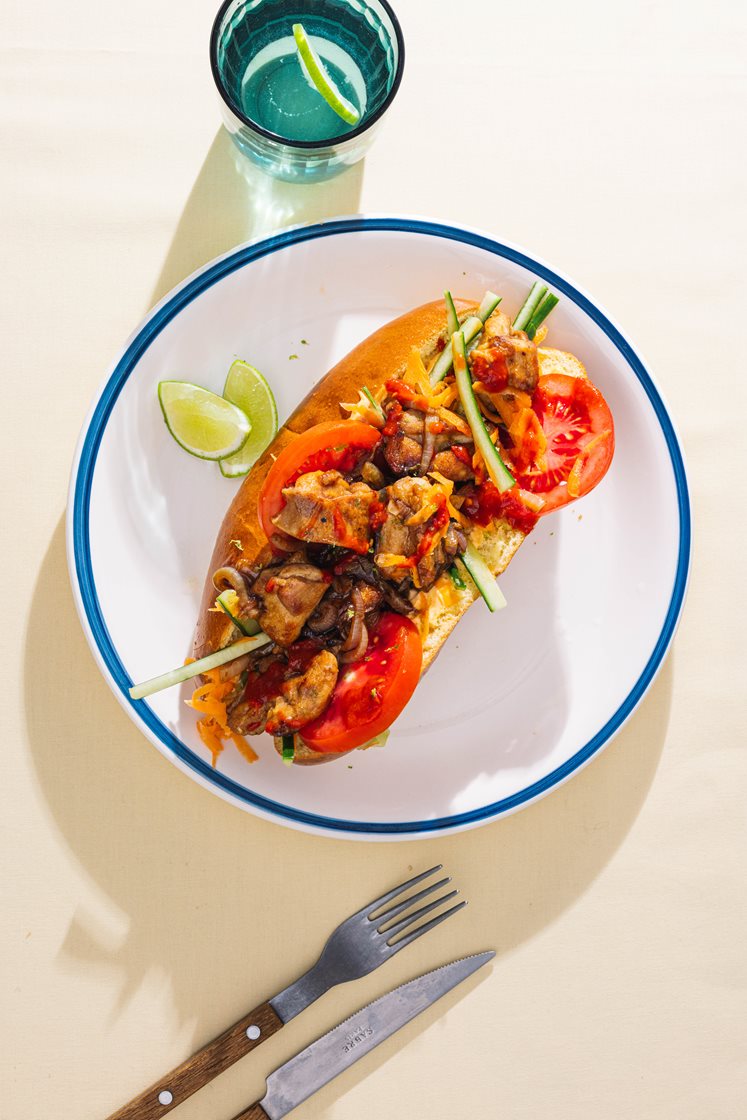 Banh mi - vietnamesisk bagett med hoisinstekt kyllinglår, syltede grønnsaker og chilimajones
