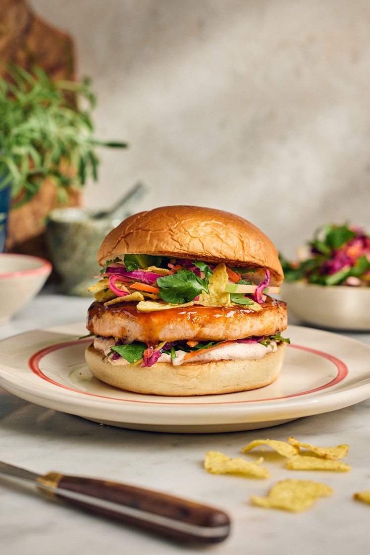 Laxburgare med mangochutney, limeyoghurt och tortillachips