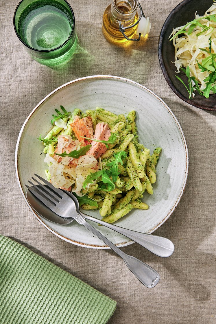 Laxpasta med fänkålspesto, ruccola och parmesan